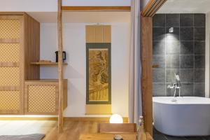 Phòng tắm tại Hajime Homestay Hue