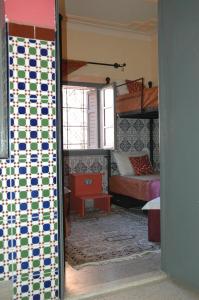 - une chambre avec des lits superposés et une chambre avec un lit dans l'établissement kech hostel, à Marrakech