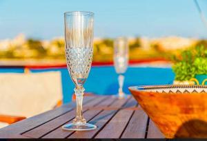 a wine glass sitting on a table next to a bowl at Σκάφος - Νέα Μηχανιώνα, Ελλάδα in Néa Michanióna