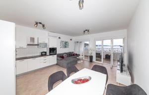une cuisine et un salon avec une table et des chaises dans l'établissement 3 Bedroom Cozy Apartment In Marina, à Marina