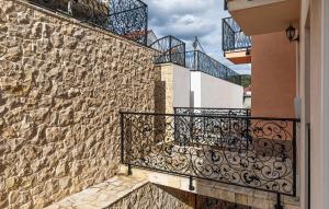 un mur de pierre avec une porte et un balcon dans l'établissement 3 Bedroom Cozy Apartment In Marina, à Marina 17 autres photos