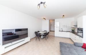 un salon avec une grande télévision et une table dans l'établissement 3 Bedroom Cozy Apartment In Marina, à Marina