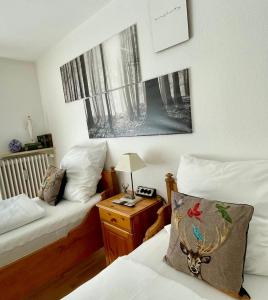 1 dormitorio con 2 camas y mesa con lámpara en Cosy Home auf Zeit en Núremberg