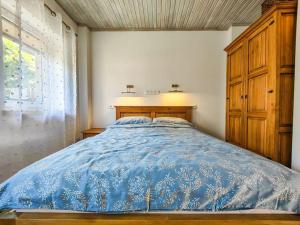 sypialnia z łóżkiem z niebieską kołdrą w obiekcie Domek gościnny Stara Stolarnia w mieście Kleosin