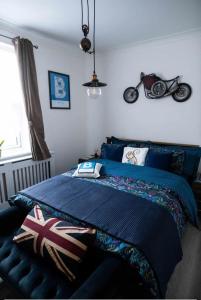 - une chambre avec un lit et une moto sur le mur dans l'établissement Luxury ApArt Apartment Bedford Embankment & Free parking, à Bedford