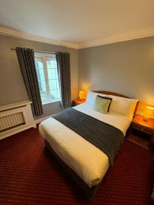 Giường trong phòng chung tại The Killarney Grand