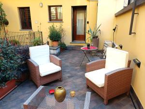 2 sedie e un tavolo su un patio di La Suite di Bianca - Monza a Monza
