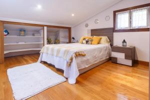 um quarto com uma cama grande e piso em madeira em Casa Otxotenea em Lesaka