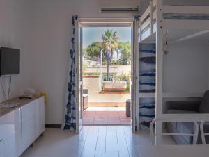 een kamer met een deur naar een slaapkamer bij Maralis Portorosa in Furnari