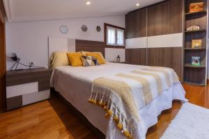 um quarto com uma cama grande e um cobertor listrado em Casa Otxotenea em Lesaka