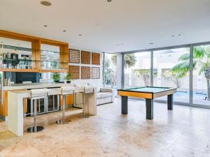 GND Properties Luxury Holiday Home tesisinde bir bilardo masası