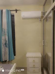 uma casa de banho com uma cómoda branca e uma janela em Casa Narciso em Santa Bárbara de Samaná