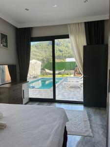 um quarto com vista para uma piscina em Villa Doğa 2 em Fethiye