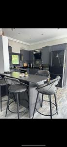 uma cozinha com duas cadeiras e um balcão num quarto em Villa Doğa 2 em Fethiye