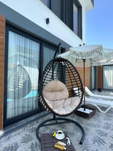 費特希耶的住宿－Villa Doğa 2，阳台上的藤椅和遮阳伞