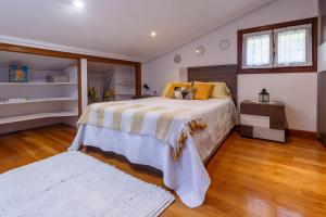 1 dormitorio con 1 cama grande y suelo de madera en Casa Otxotenea, en Lesaka