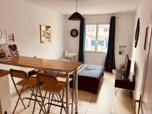 - un salon avec une table à manger et un lit dans l'établissement Le Familial - Disneyland, parking gratuit, à Montry