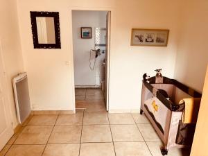 - un couloir avec une chambre dotée d'un lit bébé et d'un miroir dans l'établissement Le Familial - Disneyland, parking gratuit, à Montry 28 autres photos