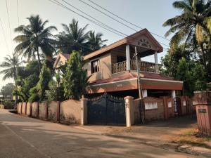een huis met een hek en een hek bij VISHWAS HOME STAY in Suratakal