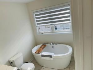 Een badkamer bij Luxury 3 bedroom House In Milton