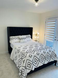 Een bed of bedden in een kamer bij Luxury 3 bedroom House In Milton