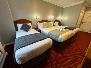 Giường trong phòng chung tại The Killarney Grand