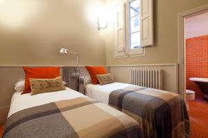 two beds sitting next to each other in a room at Barcino Inversions - Apartments in Rambla de Catalunya in Barcelona