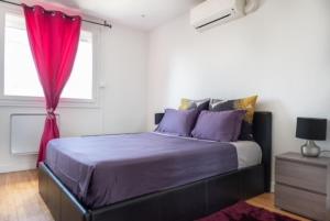 um quarto com uma cama grande e uma cortina vermelha em Appartement Fuychaa Proche de Lyon , Eurexpo , stadium , Aréna em Meyzieu