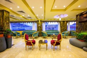 فندق زمان هوم لاند Zaman Homeland Hotel في الطائف: غرفة انتظار مع كراسي وطاولة