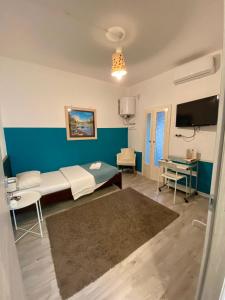 - un salon avec un canapé et un mur bleu dans l'établissement Maison Sarraj Affittacamere, à Parme