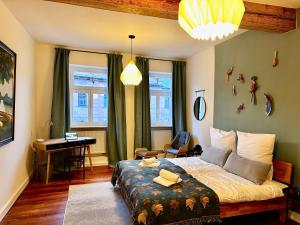 a bedroom with a bed and a desk in it at Grosse Wohnung in der Altstadt von Ettlingen in Ettlingen