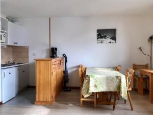 cocina con mesa, mesa, mesa y sillas en Appartement Peisey-Vallandry, 2 pièces, 6 personnes - FR-1-411-234 en Landry