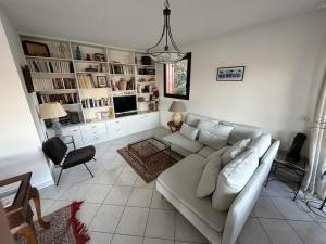 uma sala de estar com um sofá e uma televisão em Appartement Annecy, 4 pièces, 6 personnes - FR-1-432-7 em Annecy