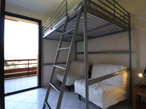 Łóżko lub łóżka piętrowe w pokoju w obiekcie Appartement Annecy, 4 pièces, 6 personnes - FR-1-432-7