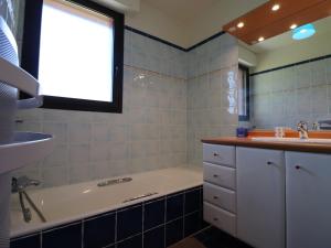Ένα μπάνιο στο Résidence moderne 4* avec terrasses et TV, proche du lac - FR-1-432-7 +10 φωτογραφίες