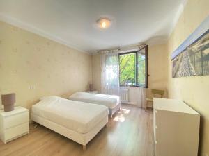 アヌシーにあるAppartement Annecy, 3 pièces, 4 personnes - FR-1-432-41のベッドルーム1室(ベッド2台、窓付)