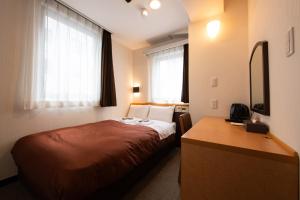 Postel nebo postele na pokoji v ubytování Ueno First City Hotel