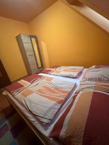 Posteľ alebo postele v izbe v ubytovaní Jola Apartman