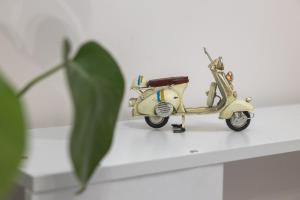 uma pequena scooter amarela sentada numa mesa branca em Micro Studio 84 em Xanthi