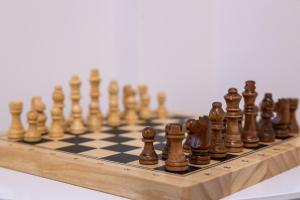 een houten schaakspel op een houten schaakbord bij Micro Studio 84 in Xanthi