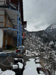 una fila de retretes sentados fuera de un edificio en la nieve en Cafekush tosh en Tosh