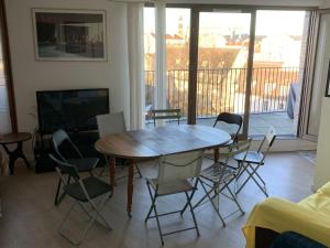 uma sala de jantar com mesa e cadeiras e uma varanda em Whole apartment - Saint-Denis, France em Saint-Denis