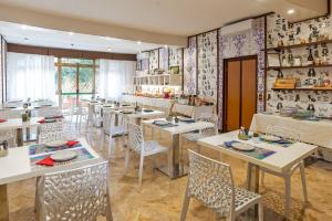 a dining room with white tables and chairs at Hotel Jane in Florence