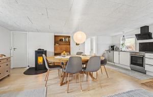 Una cocina con mesa de comedor y sillas. en Lovely Home In Sæby With Wifi, en Saeby