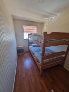 ein kleines Zimmer mit 2 Etagenbetten. in der Unterkunft Departamentos Arlenne in Valdivia