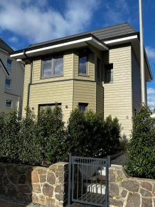 Το κτήριο όπου στεγάζεται  το διαμέρισμα