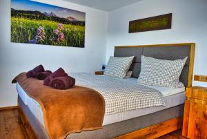 um quarto com uma cama com almofadas roxas em Ferienhaus Bergvagabund em Schönau am Königssee