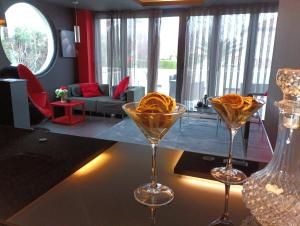 una sala de estar con 2 copas de vino en una mesa en Hotel Playa Ribera, en Suances