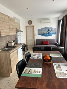 uma cozinha e uma sala de estar com uma mesa de madeira em Residence Appartement le Porto em Porto Ota