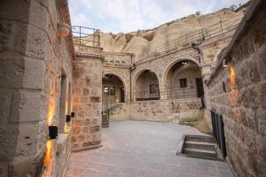 een lege binnenplaats in een oud stenen gebouw bij Majestic Cave House in Nevsehir